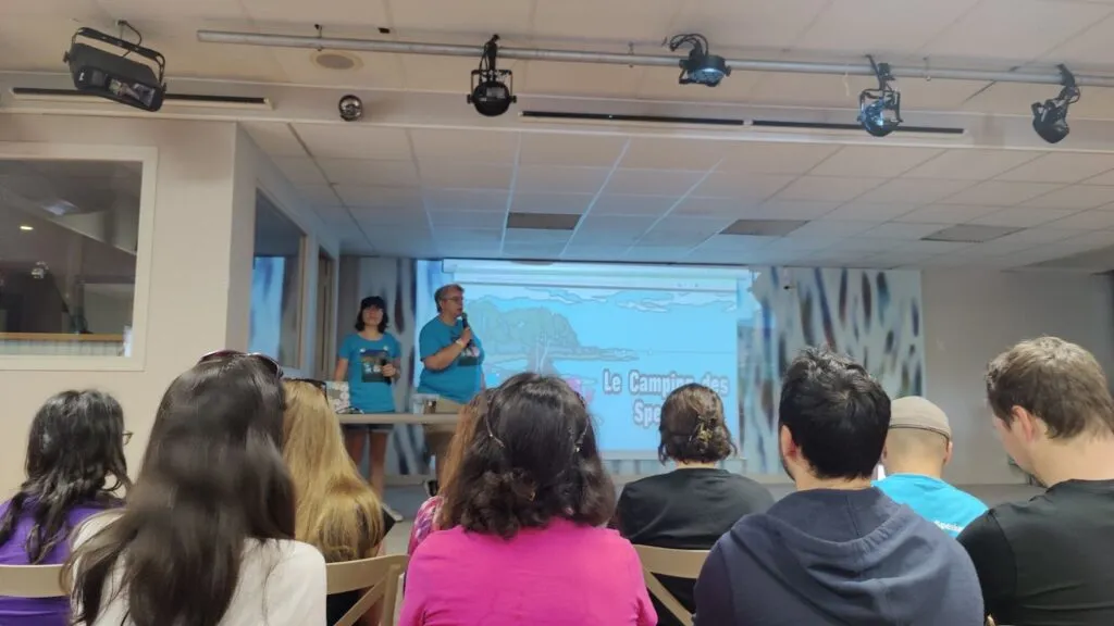 Keynote d'ouverture du Camping des Speakers 2023, on y voit Aurélie et Stéphanie, deux organisatrices