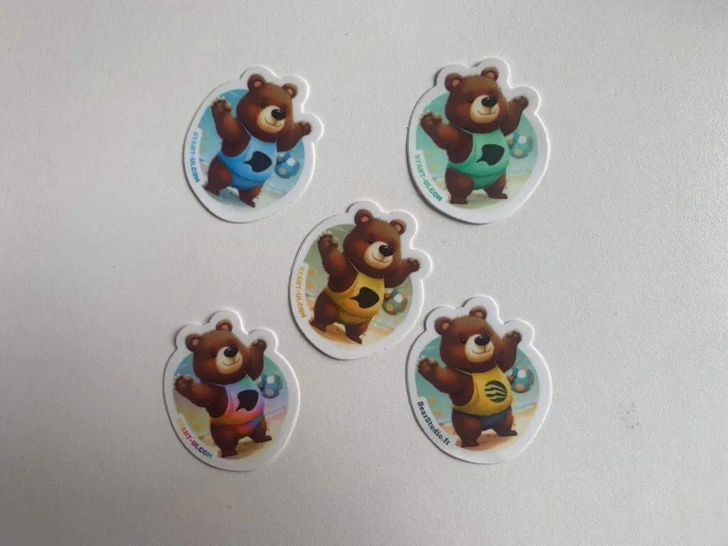 Stickers Camping des Speakers 2023, 5 variantes du même stickers d'un ours à la plage jouant au ballon